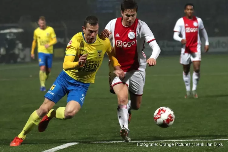 Jong Ajax maakt competitie weer spannend met winst op koploper SC Cambuur