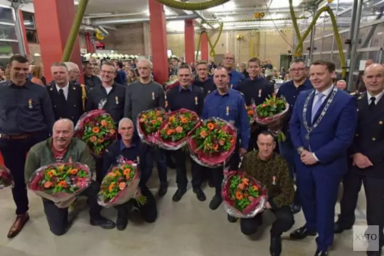 Uitreiking Koninklijke onderscheiding twaalf brandweerlieden vrijwillige brandweer korpsen Anjum, Dokkum en Ternaard