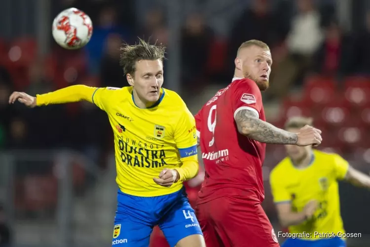 Koploper Cambuur met hakken over de sloot in Almere