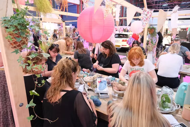 Shoppen bij honderden winkels onder één dak op Vrouw!